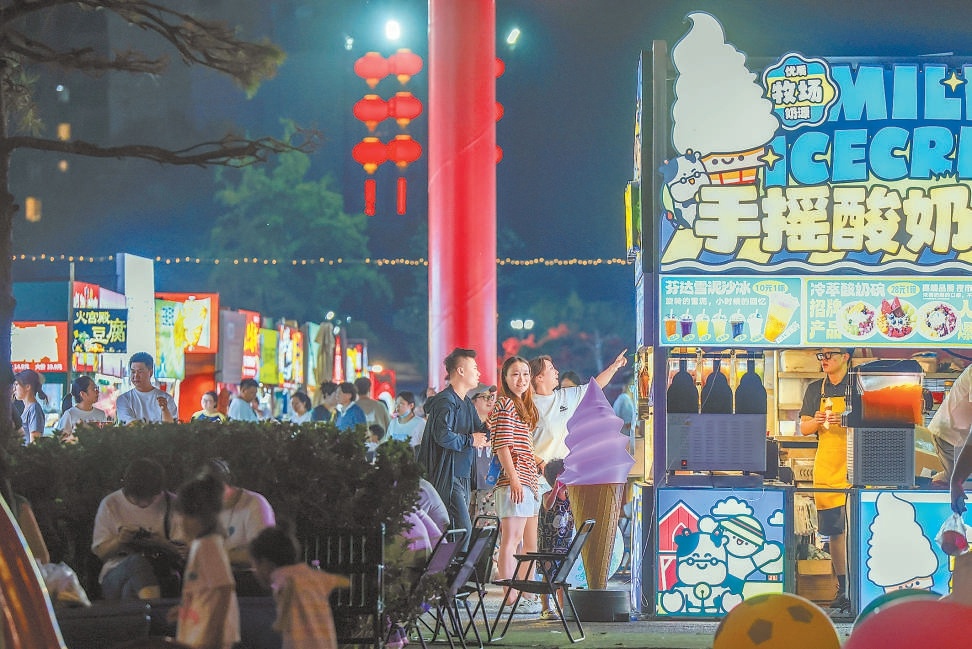 通州区月亮河小镇夜市上，游客打卡美食店。