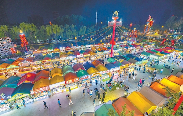 通州区月亮河小镇夜市上，众多美食摊位为游客提供多样化选择。