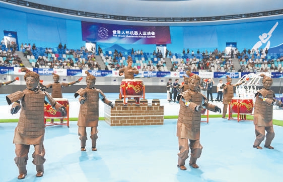 8月15日，在2025世界人形机器人运动会表演赛群体舞蹈的决赛中，一名人类舞者和九名机器人舞者共同表演了舞蹈《秦俑魂》，夺得比赛冠军。