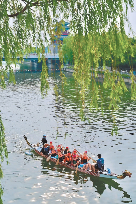 南护城河永定门桥至玉蜓桥段，城市河道变身运动空间，市民游客可在此体验皮划艇、龙舟、桨板等水上运动。