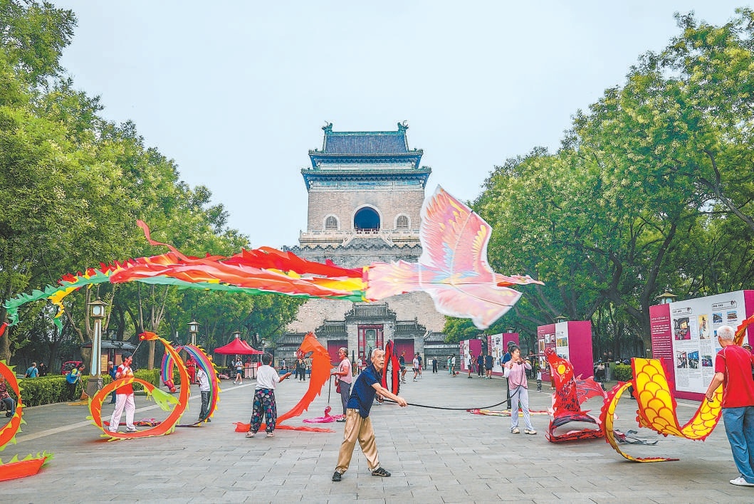 古老的钟楼前，市民舞动龙凤彩带健身休闲，传统韵味与现代活力在此交融。