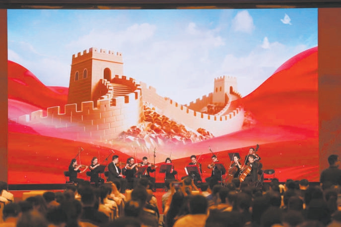 活动在《我和我的祖国》的深情弦乐中拉开帷幕。