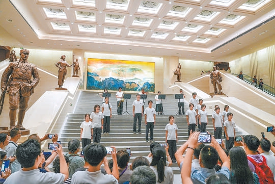 北方工业大学学生通过管弦乐合奏、歌曲等形式，开启新学年第一课。