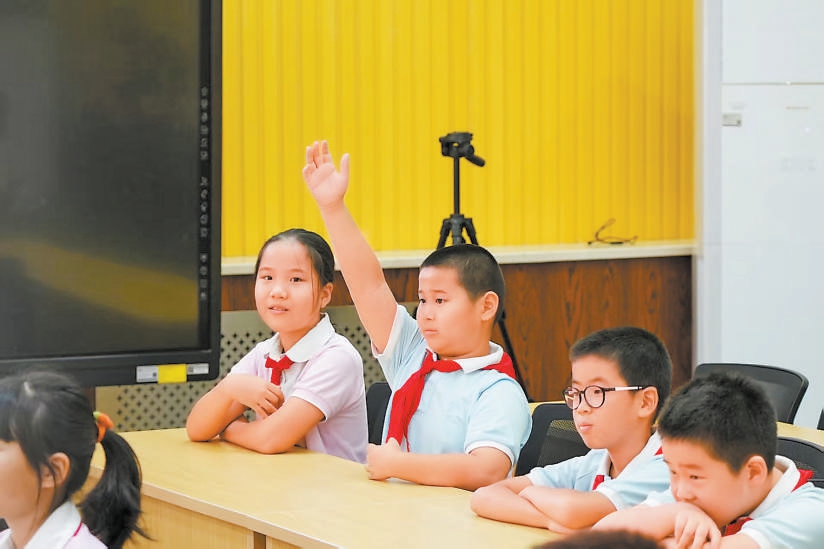 新学期伊始，香山公园红色文化宣教团队再度携展品与精心打造的课程，走进本市多所小学，受到孩子们欢迎。