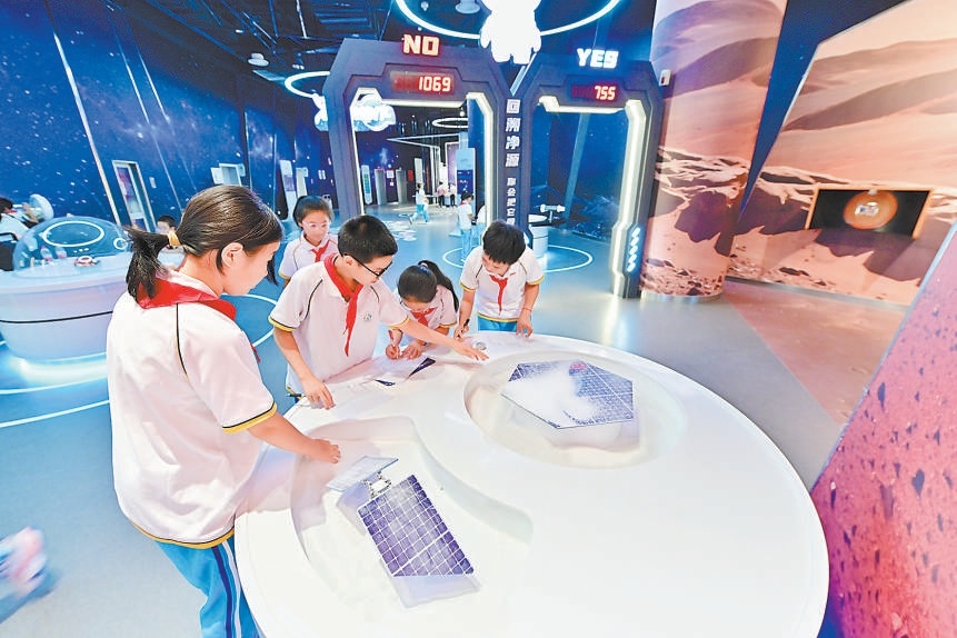 北京科学中心主展馆4层“生存”展厅全新升级，聚焦科学、技术、社会与生存环境的关系，展现人类上下求索的历史进程。