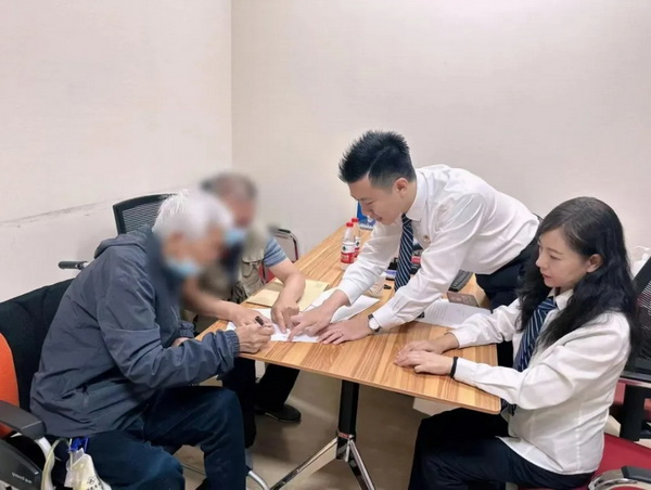 北京市长安公证处公证员为办证人现场答疑解惑