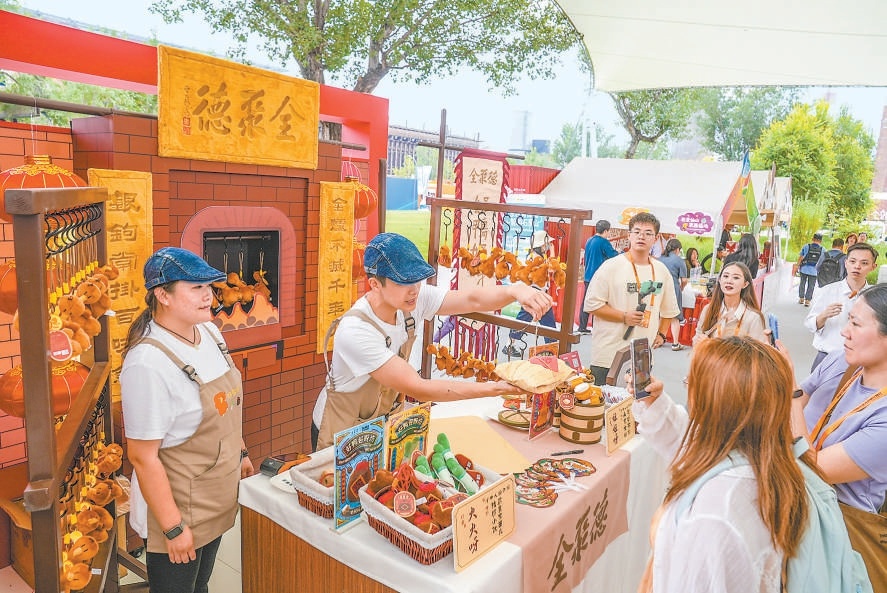 服贸会现场，老字号全聚德打造“好鸭好呀坊”，文创“烤鸭”售卖互动体验新奇有趣，引得众多观众驻足流连。