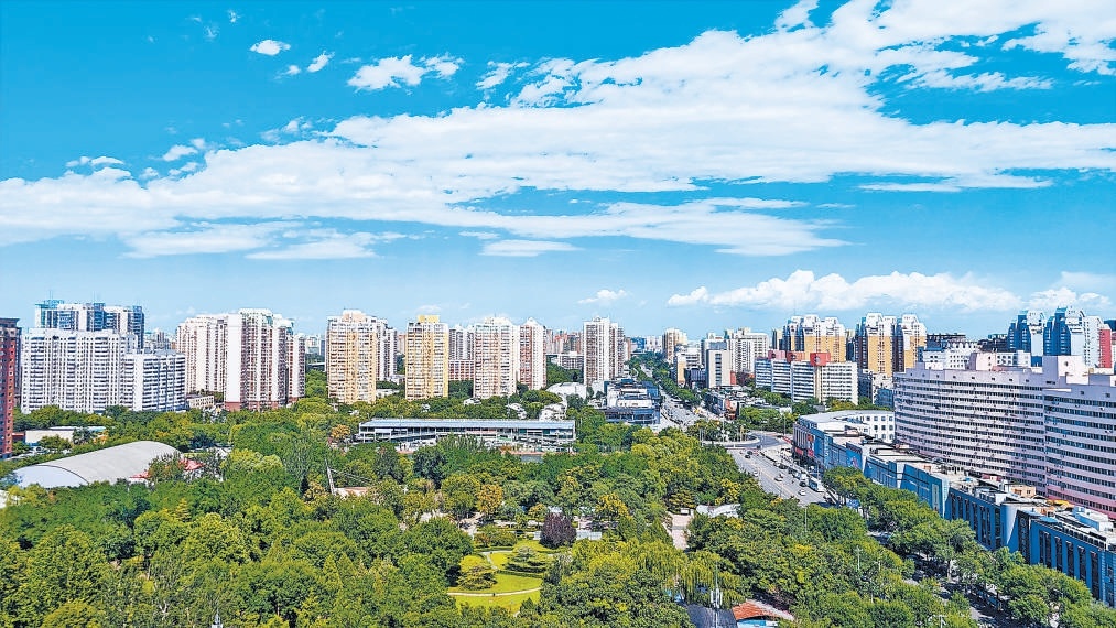 2025年，北京常常可见蓝天白云的晴好天气。从丰台区方庄高处远眺，蓝天白云与片片绿荫相映，景色宜人。