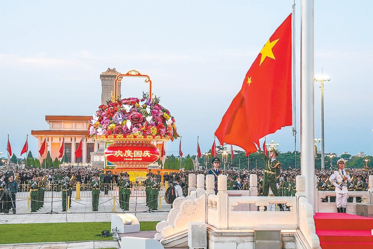 10月1日早晨6时许，市民游客齐聚天安门广场，共同见证五星红旗冉冉升起的庄严时刻。