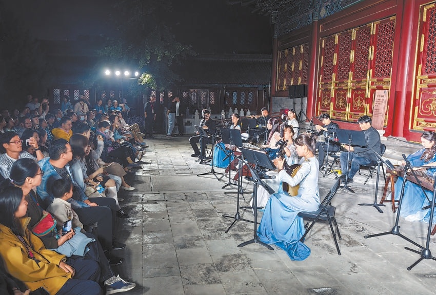 “白塔之夜”活动之一“乐声里的中国”演奏会吸引了众多市民游人欣赏。