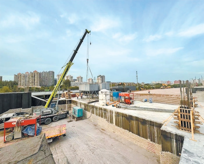 市郊铁路副中心线西延工程施工现场。