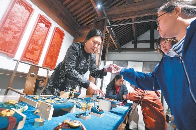 发布会上，观众了解非遗特色。