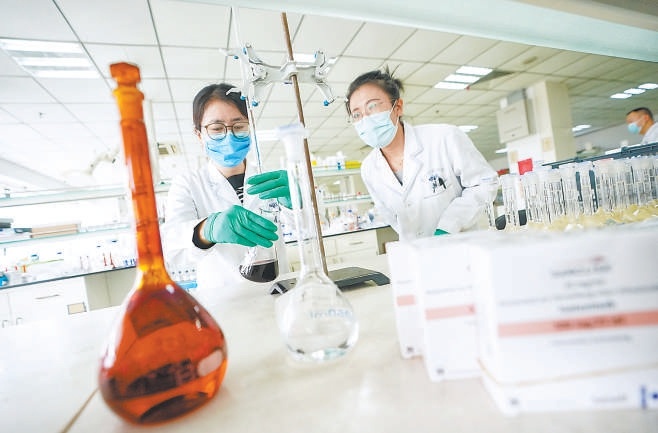 在北京市药品检验研究院生化生检室，检验人员正在对罕见病药品有效成分进行测定。