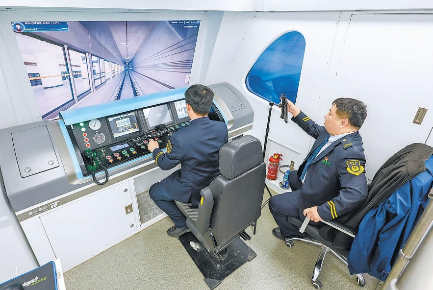 学员在全自动运行模拟驾驶实训区练习。
