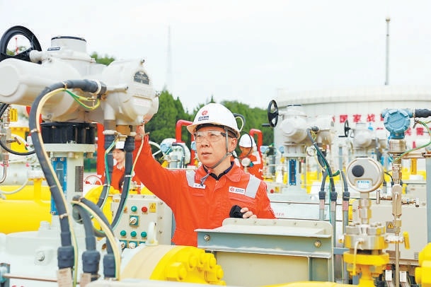 北京输油气分公司工作人员正在站场巡检。
