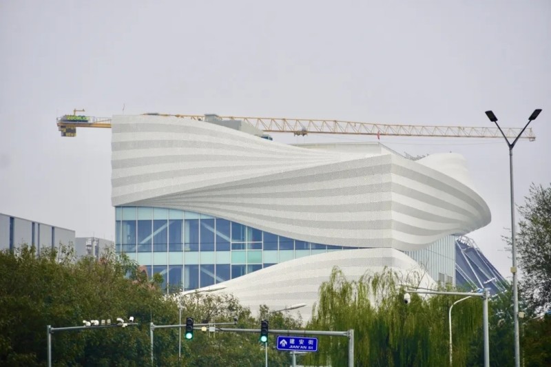 亦城书院从外看犹如被“金属流云”环抱