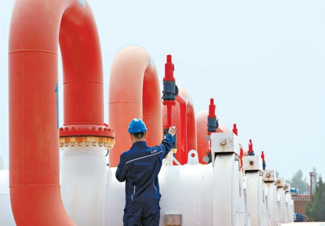 北京燃气集团职工对燃气设备设施进行安全巡检。