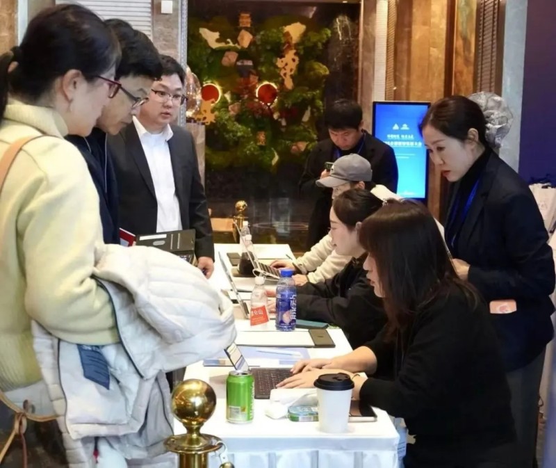 2025首都侨智发展大会嘉宾在签到 2025首都侨智发展大会嘉宾在签到