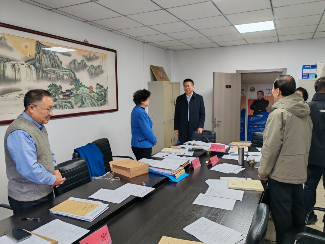 李文峰前往案卷评查现场交流工作