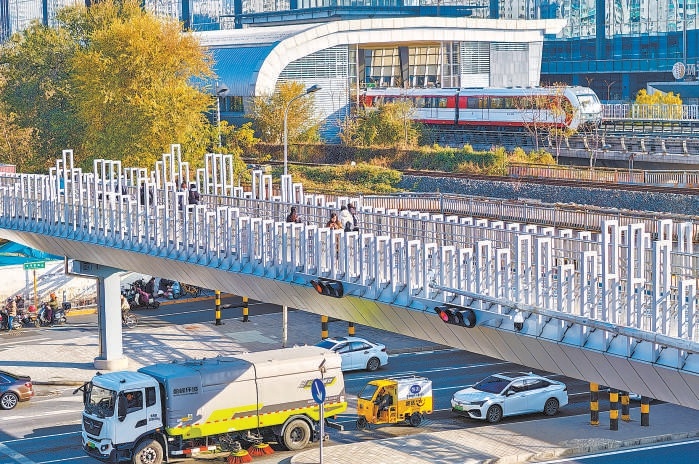 金安桥路口的“口”字形钢结构天桥,实现三维立体换乘。 金安桥路口的“口”字形钢结构天桥,实现三维立体换乘。