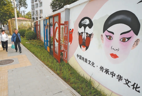 北京南站周边绿化增加的同时，各种传统文化元素也变得丰富多彩起来。