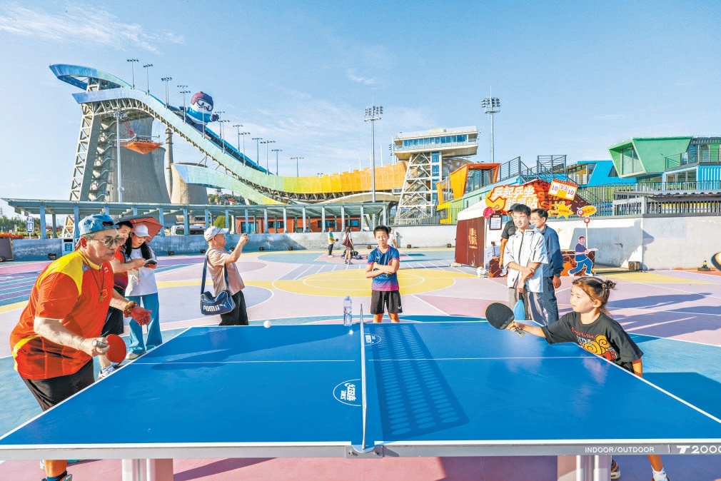 大满贯公园内，球迷在首钢滑雪大跳台下交流球技。