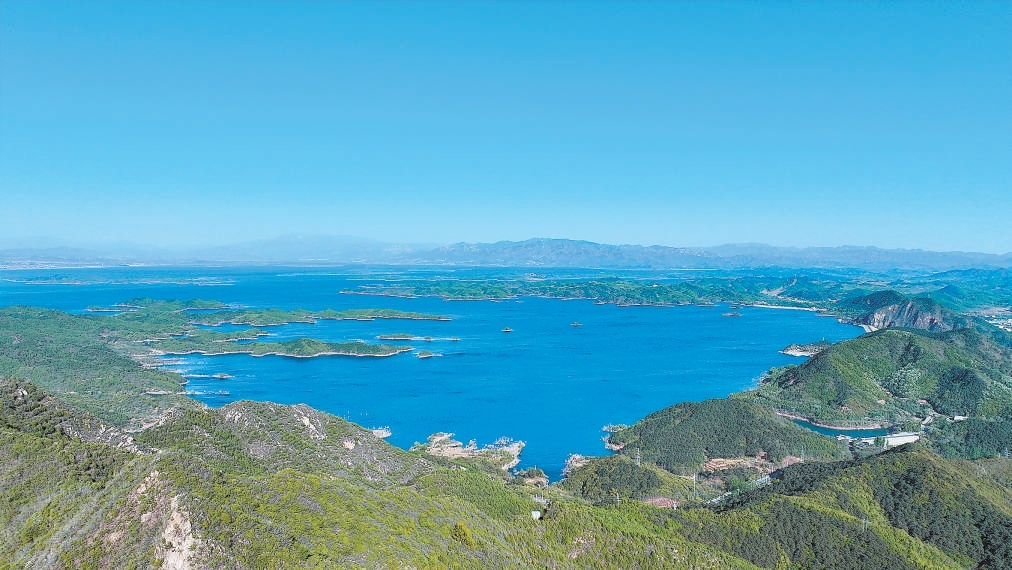 密云水库水天一色，景色壮丽。