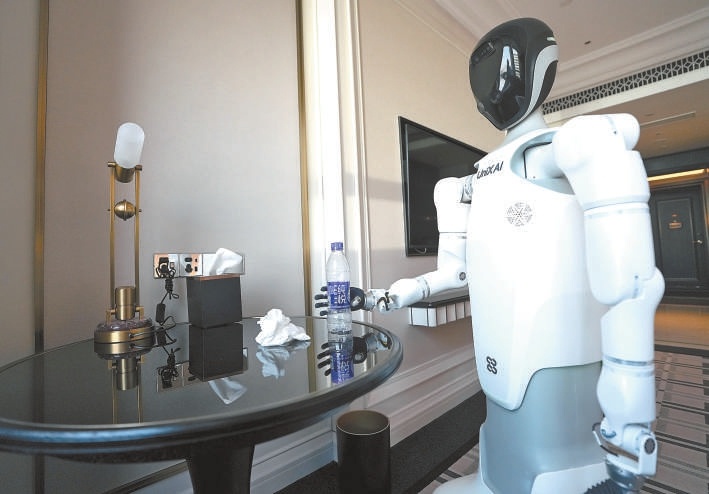 机器人在酒店客房进行清理。