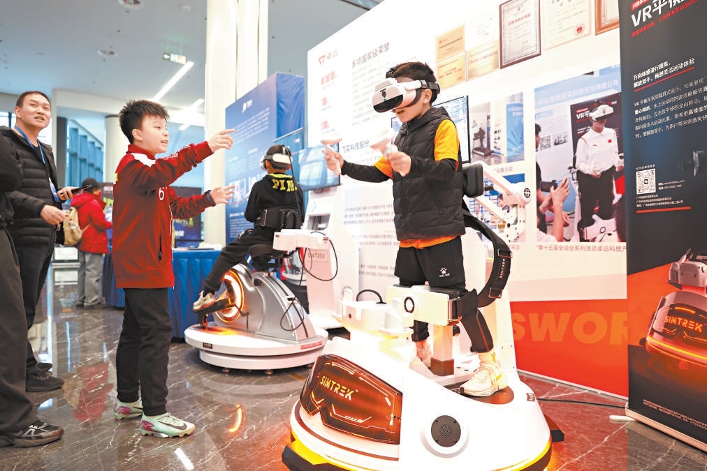 11月30日,2025XR智能终端产业大会在北京经开区通明湖会展中心举行。大会现场展示区展示的各种XR智能终端吸引了很多观众体验。 11月30日,2025XR智能终端产业大会在北京经开区通明湖会展中心举行。大会现场展示区展示的各种XR智能终端吸引了很多观众体验。