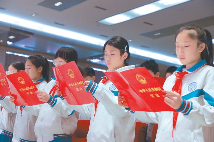 12月4日，怀柔区实验小学学生们诵读宪法。