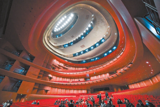 市民在北京艺术中心歌剧院内参观。 市民在北京艺术中心歌剧院内参观。