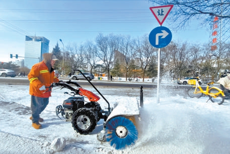 12月13日，海淀区学院路街道各社区、单位开展扫雪工作。