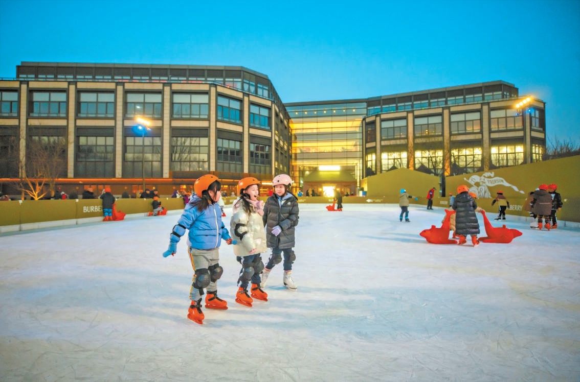 位于王府中环西侧户外广场的乐滑之梦冰雪乐园，吸引不少前来逛街的亲子家庭体验冰上项目。