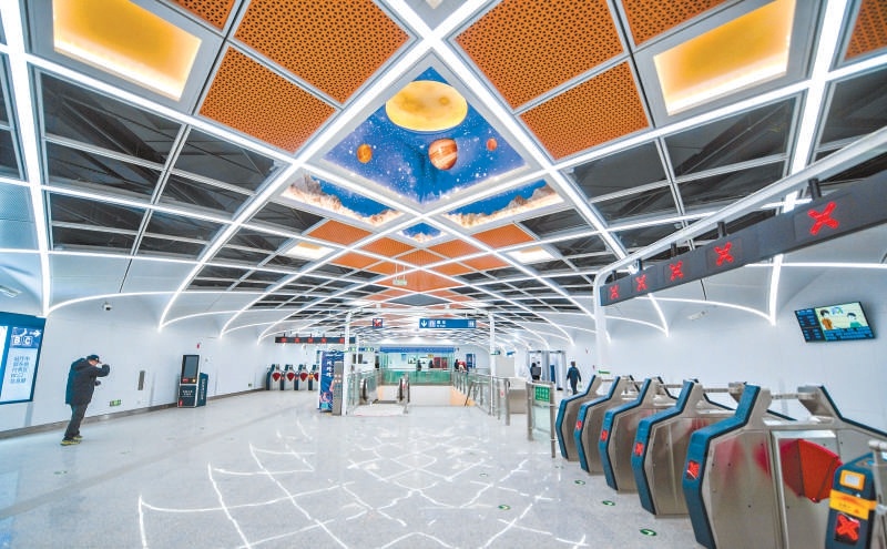 18号线回龙观西大街站是北京地铁首座大跨全无柱车站，站厅跨度达到18米，营造出开阔通透、导向清晰的换乘空间。