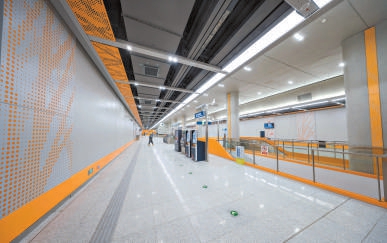 6号线潞阳站采用了“素面混凝土”装修工艺，节约了装修材料、降低了建设成本，也提升了环保性能。