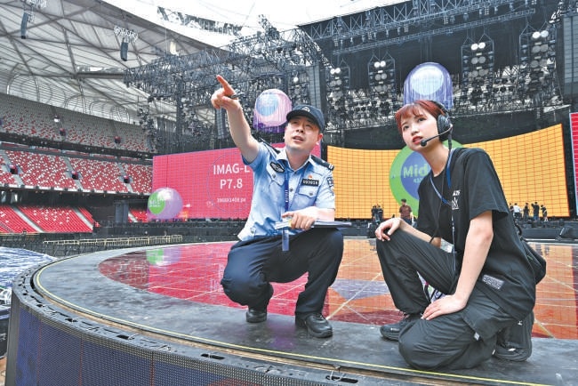 治安管理总队民警对演唱会场地进行检查。