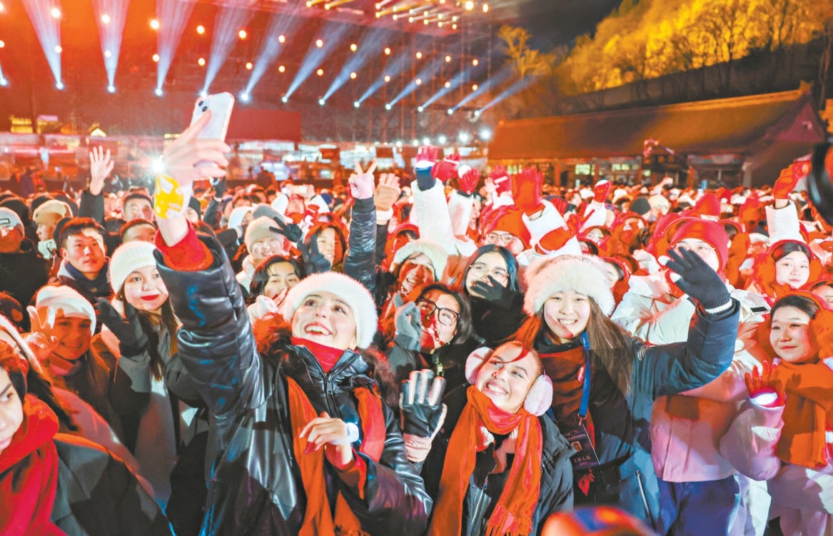 1月1日零点，居庸关长城前中外友人共迎新年。