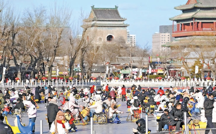 1月10日，什刹海前海冰场冰面厚度达标正式营业，拉开了今冬什刹海冰雪嘉年华大幕。