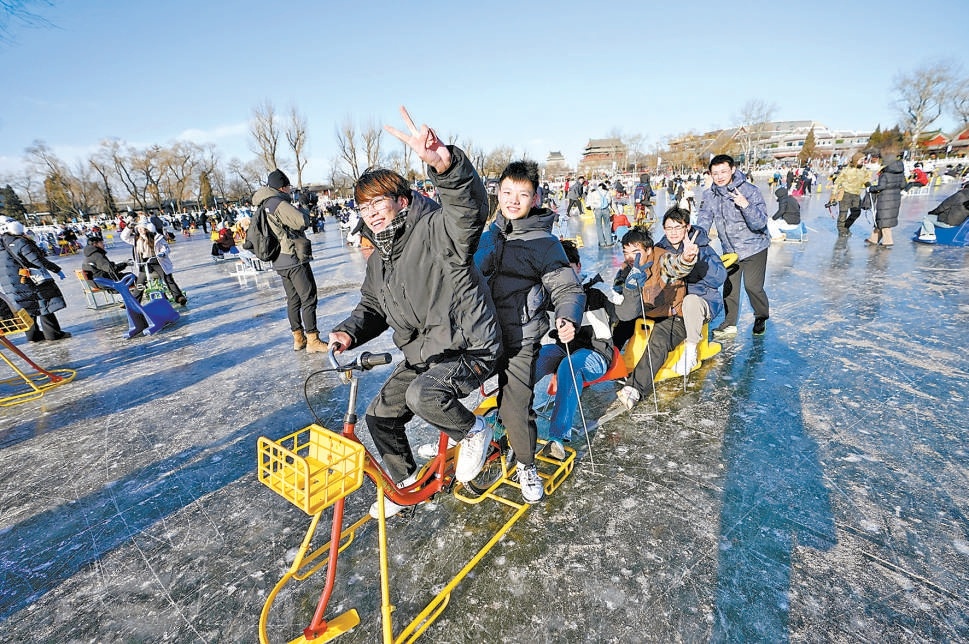 1月10日，什刹海前海冰场冰面厚度达标正式营业，拉开了今冬什刹海冰雪嘉年华大幕。