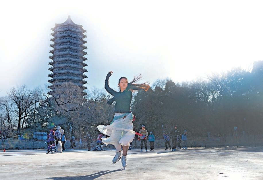 1月11日，北大未名湖冰场开放。