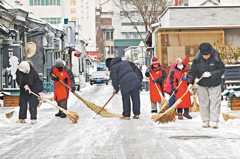 月18日，东城区建国门街道机关干部、社区工作者、商户、居民合力扫雪。