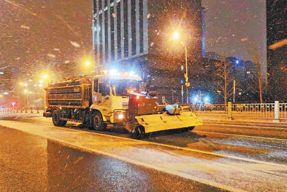 1月18日凌晨，西城环卫及时清除路面积雪。