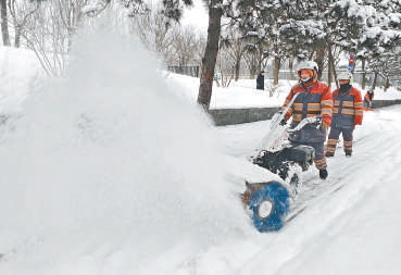 11.2万人次上街扫雪铲冰
