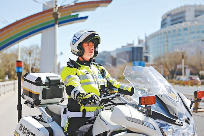 北京铁骑交警骑乘智能警用摩托车穿梭于城市路网。