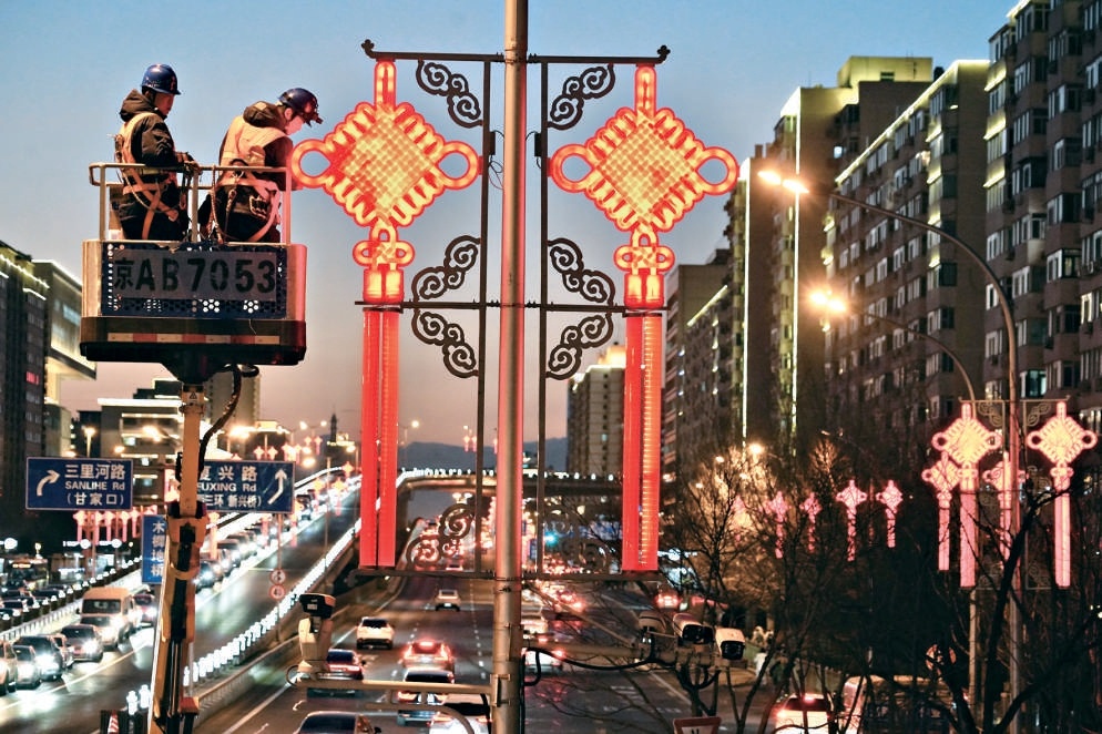 2月6日晚，长安街上的大红灯笼与长安街延长线上的中国结全部调试完毕，亮了起来，为京城夜间增添喜庆的节日氛围。