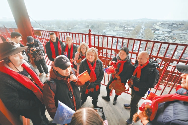 澳洲游客参观鼓楼时间展,了解元明清三代的报时文化。 澳洲游客参观鼓楼时间展,了解元明清三代的报时文化。