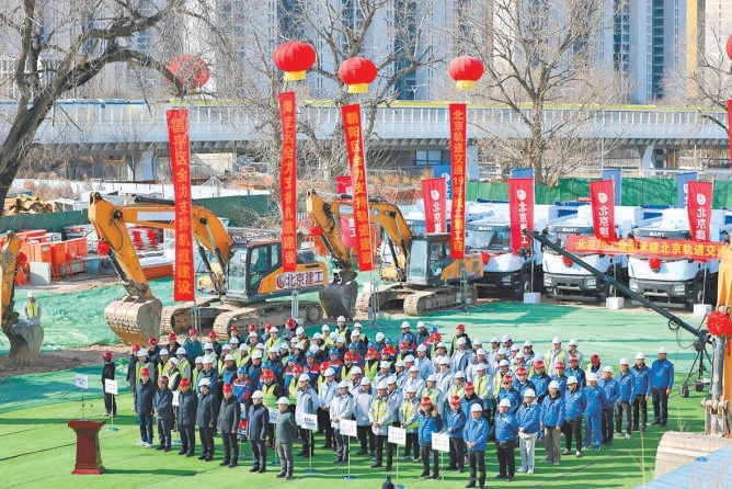 在新龙泽站现场，挖掘机、施工人员就位。