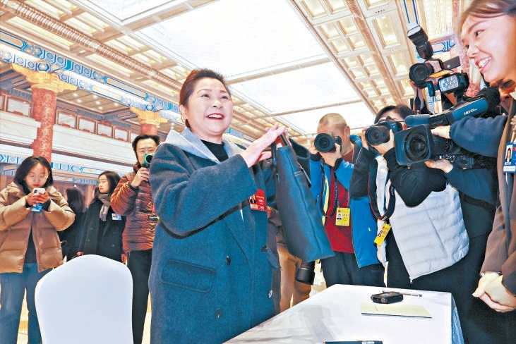 昨天上午，出席十四届全国人大四次会议的北京团代表肩负着人民的期望与嘱托，陆续抵达北京会议中心驻地，向大会报到。