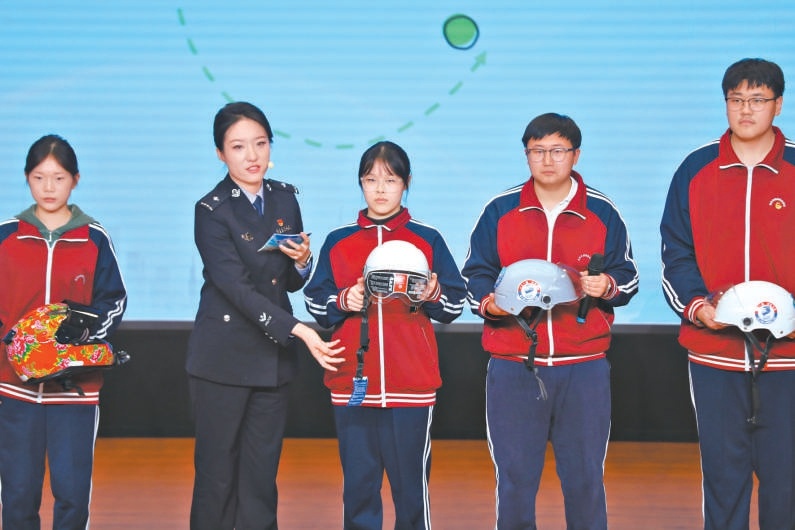 开学交通安全“第一课”在西城区职业学校开讲。