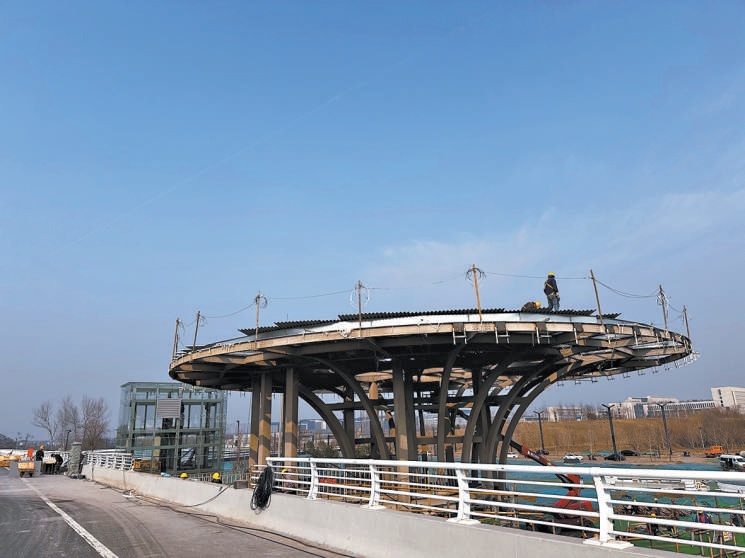 正在建设中的六环高线公园启动段现场。